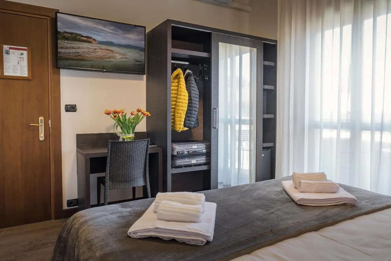 Hotel Gardenia סירמיונה